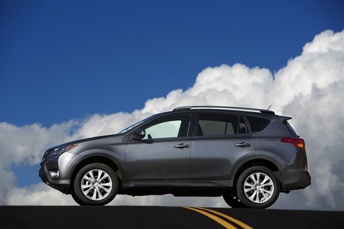 2013 Toyota RAV4-3.jpg